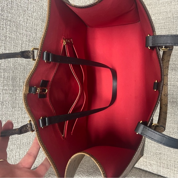 LV On The Go Large in excellent condition. Barely worn. - Picture 12 of 16